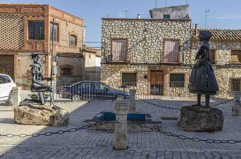 Toledo - El Toboso 05 - monumento a Dulcinea.jpg